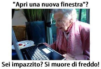 Foto Divertente: Anziana che deve aprire finestra del pc