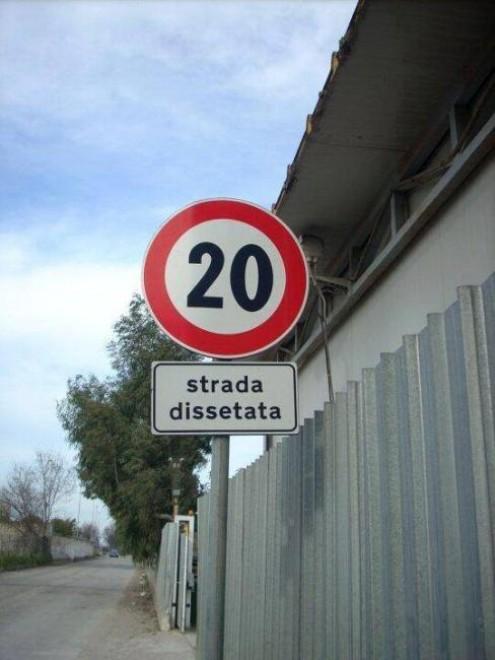 Foto Divertente: Segnale di strada dissestata sbagliato