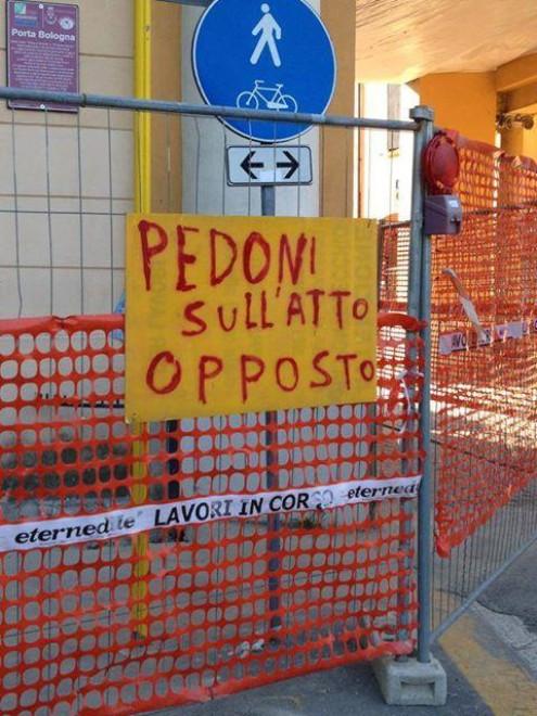 Foto Divertente: Segnale per i pedoni durante i lavori in corso