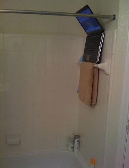 Foto Divertente: Guardare il pc nella doccia