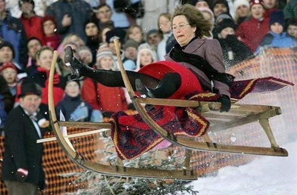 Foto Divertente: Signora che va in slittino