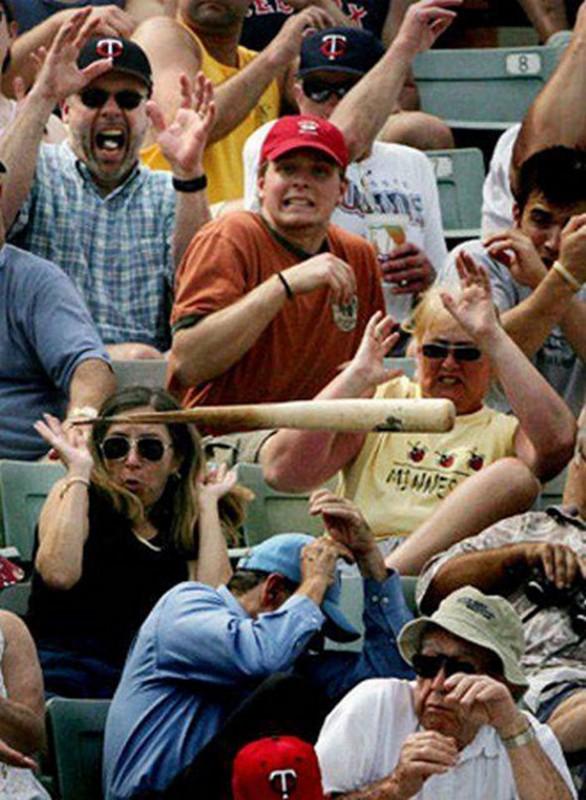 Foto Divertente: Tifosi impauriti per lancio della mazza da baseball