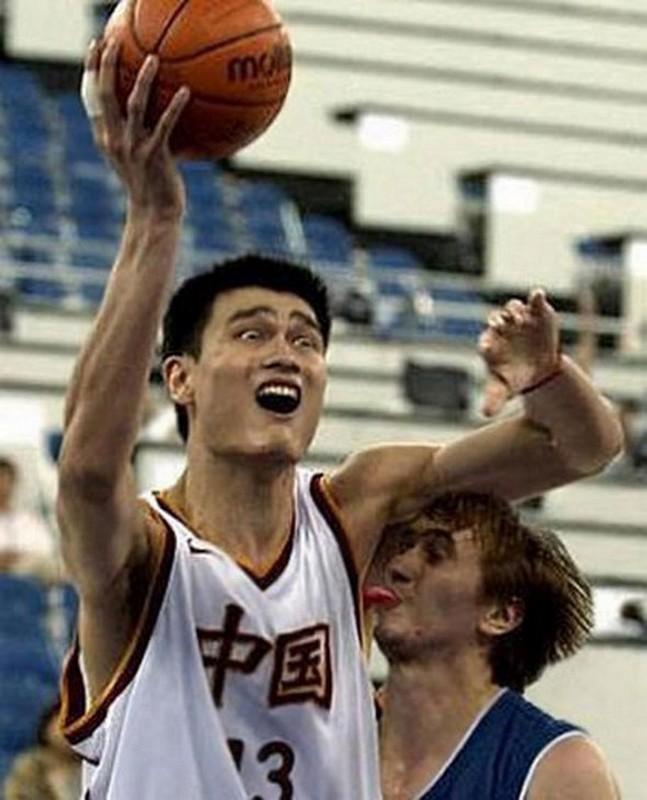 Foto Divertente: Giocatore di basket che lecca ascella
