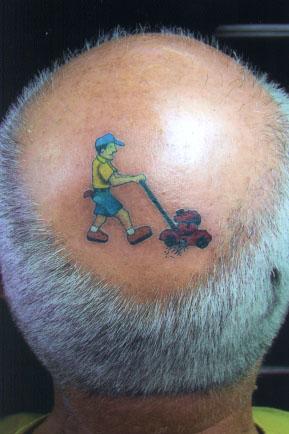 Foto Divertente: Tatuaggio di un giardiniere in testa pelata