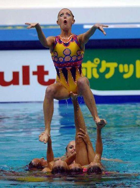 Foto Divertente: Posa divertente nuoto sincronizzato