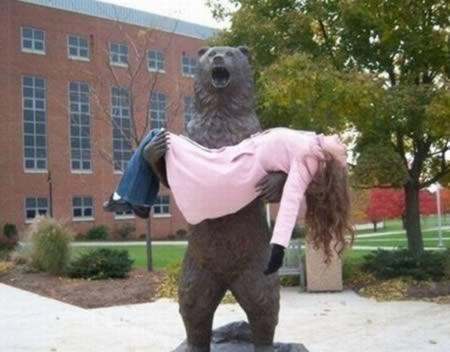 Foto Divertente: Statua di orso che tiene in braccio donna
