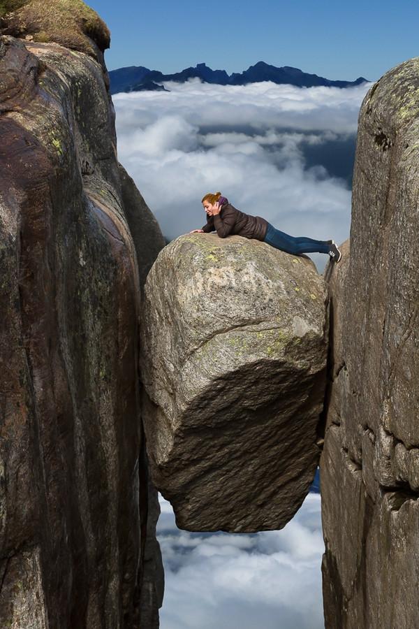 Foto Divertente: Donna al telefono sospesa su una roccia