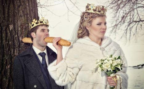 Foto Divertente: Sposa che trafigge marito con una baguette