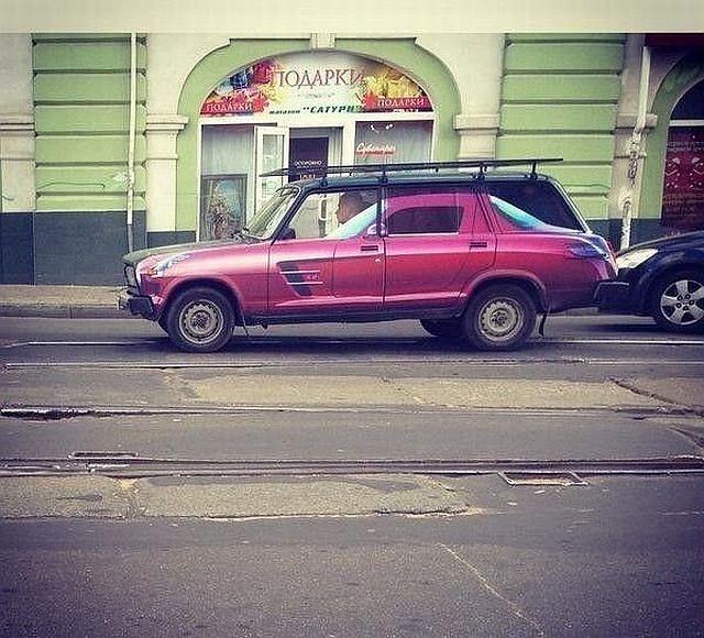 Foto Divertente: Macchina vecchia con disegnata auto sportiva
