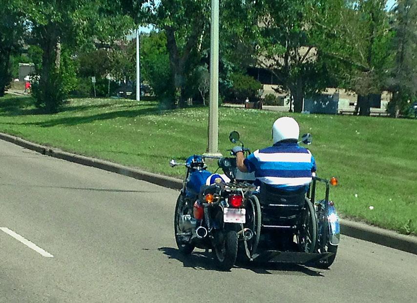 Moto con sedia a rotelle su sidecar