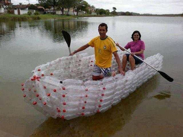 Foto Divertente: Barca fatta di bottiglie di plastica