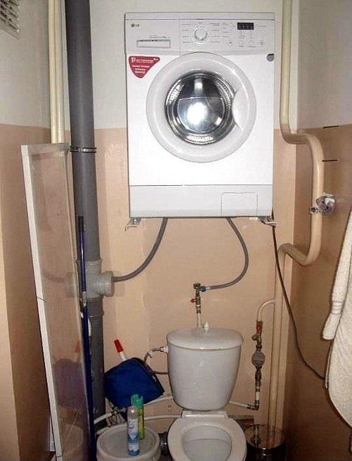 Foto Divertente: Lavatrice collegata a water