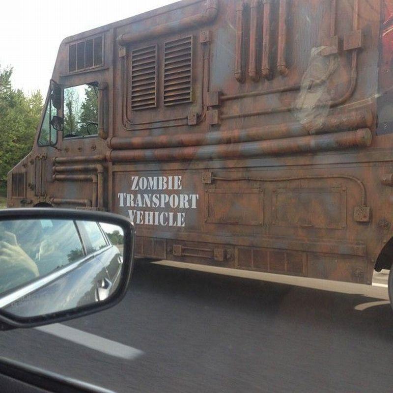 Foto Divertente: Furgone trasporta zombie