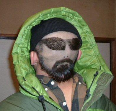 Foto Divertente: Capelli tagliati a forma di viso umano