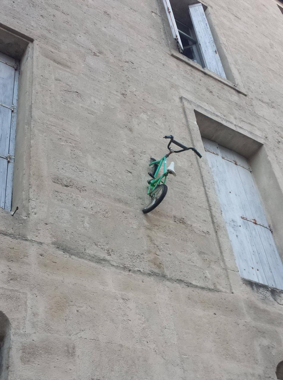 Foto Divertente: Bici cementata su parete