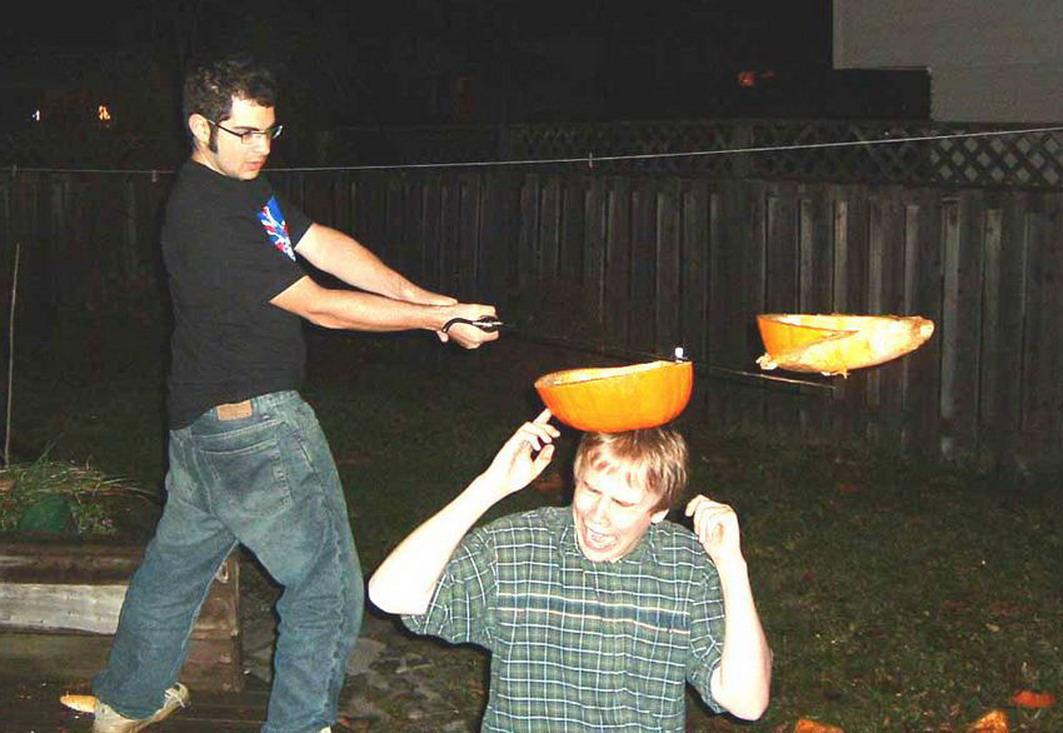 Foto Divertente: Taglio della zucca sulla testa