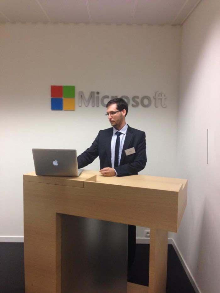 Foto Divertente: Dipendente Microsoft che usa Apple