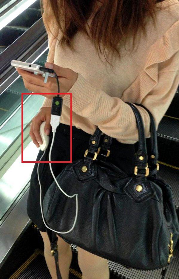 Foto Divertente: Donna che usa Smartphone con mouse 