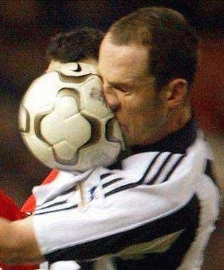 Foto Divertente: Pallone che finisce sul viso del calciatore