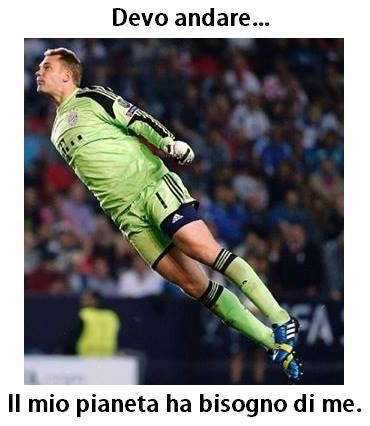 Foto Divertente: Portiere che si tuffa per prendere la palla