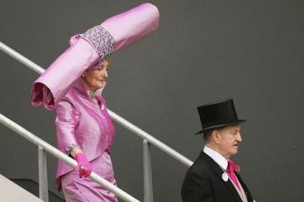 Foto Divertente: Signora con cappello ingombrante