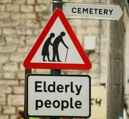 Foto Divertente: Segnale che indica la direzione del cimitero