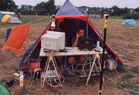 Foto Divertente: Pc in campeggio