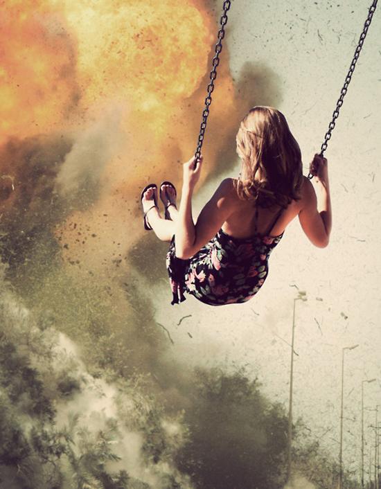 Foto Divertente: Donna in altalena in mezzo ad un'esplosione