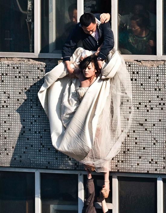 Foto Divertente: Sposa depressa tenta il suicidio