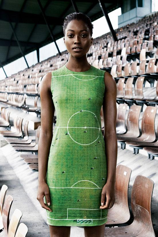 Foto Divertente: Donna vestita da campo da calcio