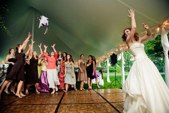 Foto Divertente: Sposa lancia gatto anziché il boquet