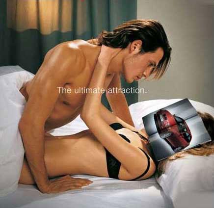 Foto Divertente: Uomo che legge il giornale mentre è a letto con una donna