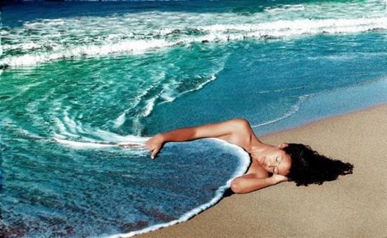 Foto Divertente: Donna che usa come coperta il mare