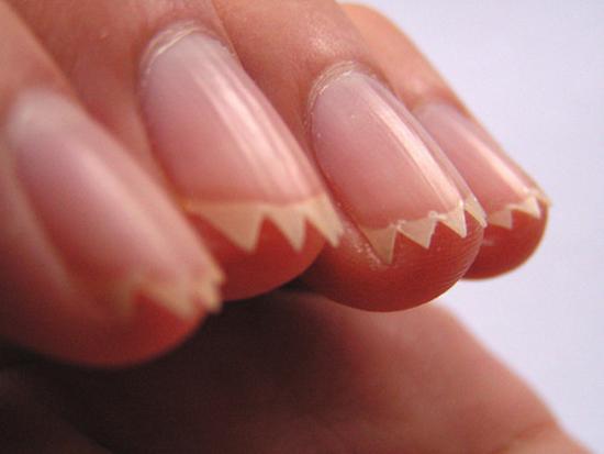 Foto Divertente: Donna con unghie dentate