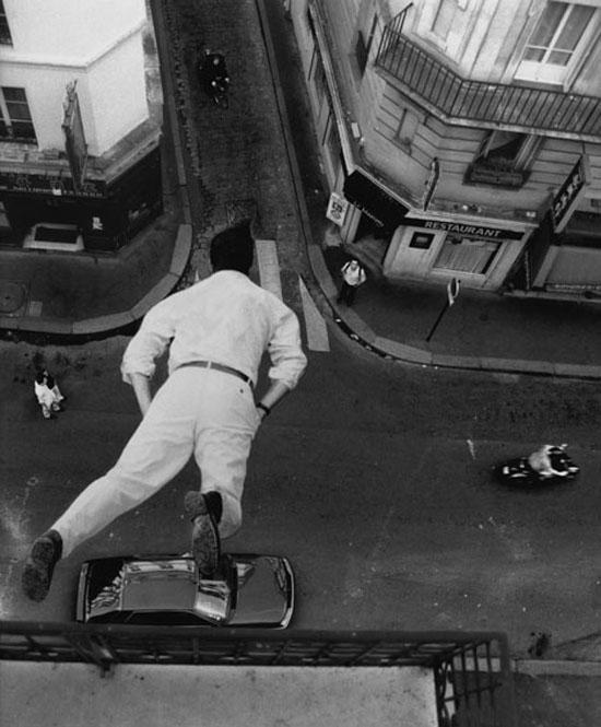 Foto Divertente: Uomo che si getta dal balcone