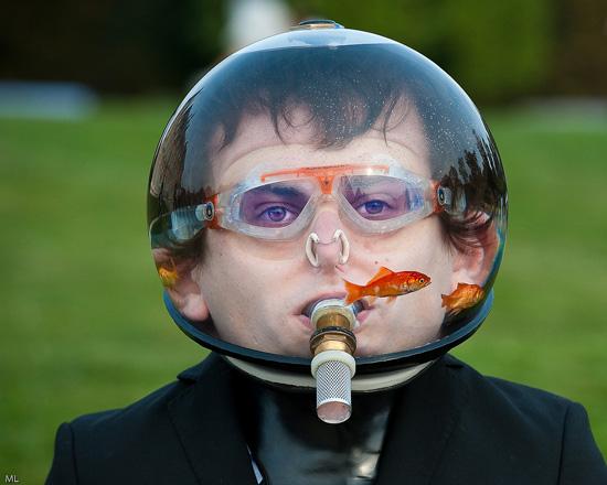 Foto Divertente: Uomo con teste nell'acquario