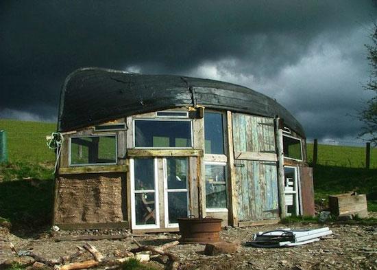 Foto Divertente: Casa con barca come tetto