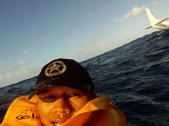 Selfie di naufrago vicino al suo aereo