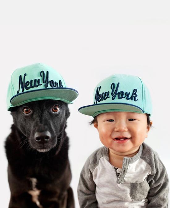 Foto Divertente: Bambino e cane con cappellino New York
