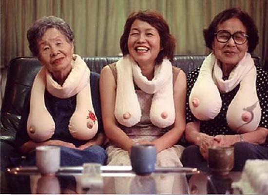 Foto Divertente: Donne anziane con sciarpa a forma di seno