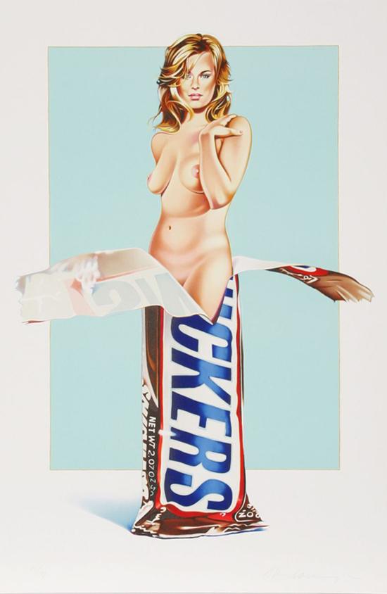 Donna nuda che esce da pacchetto Snickers