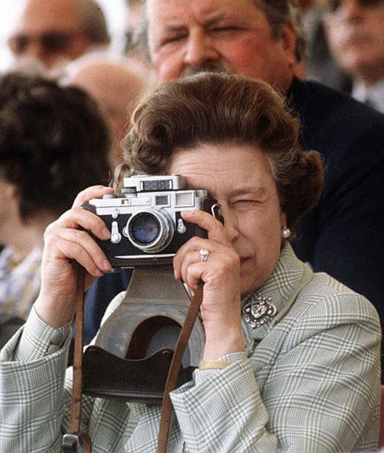 Foto Divertente: Regina Elisabetta che scatta una foto