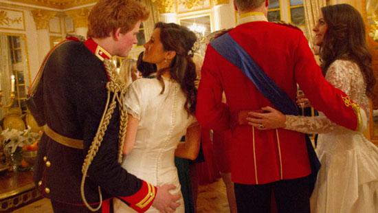 Foto Divertente: Principe Harry che palpeggia una debuttante al ballo
