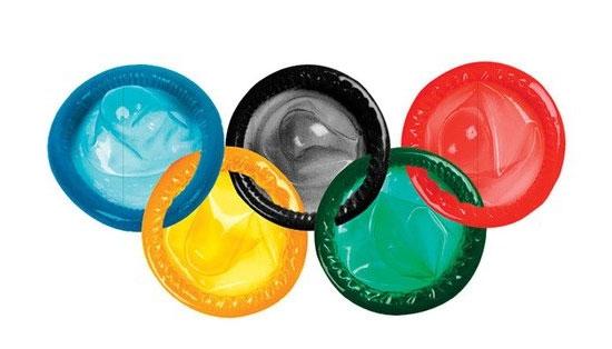 Foto Divertente: Simbolo olimpiadi fatto con preservativi colorati