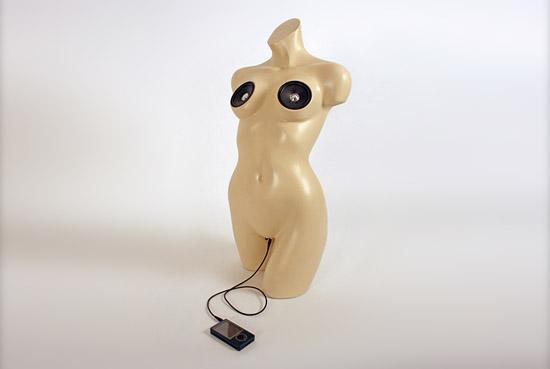 Impianto stereo costruito su manichino donna