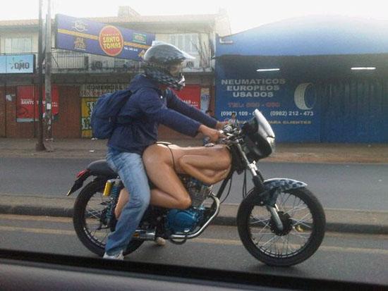 Moto con serbatoio fatto a forma di donna