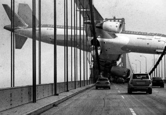 Aereo di linea incastrato in un ponte