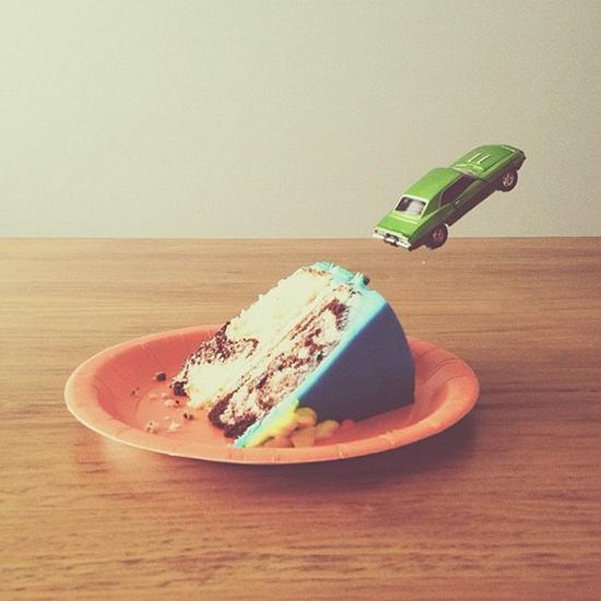 Foto Divertente: Fetta di torta usata come rampa di lancio per un'auto