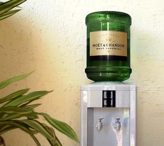 Foto Divertente: Distributore di Champagne