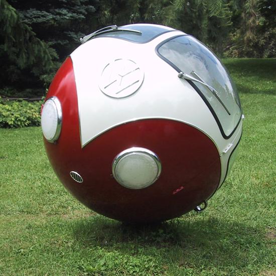 Sfera fatta con parti di furgone Volkswagen